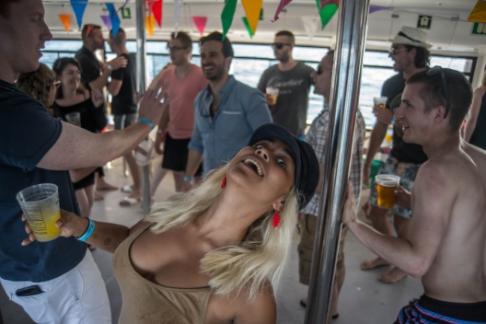Experience Gifts Champagne Sunset Boat Party + IceBarcelona